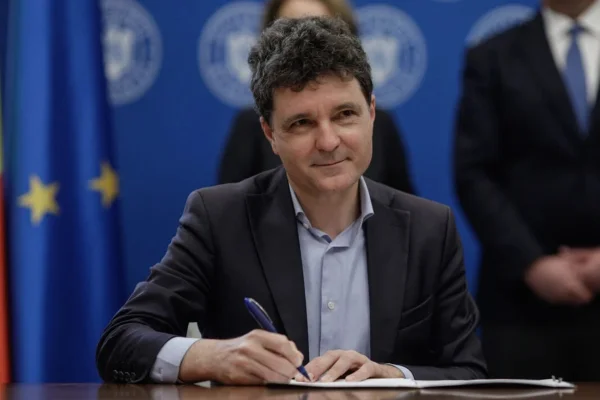 Nicuşor Dan a semnat decretele între negocierile cu sindicatele şi cele pentru desemnarea premierului. Ce români aşteaptă publicarea în Monitorul Oficial. DOCUMENT