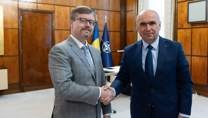 Premierul Bolojan s-a întâlnit cu șeful Ambasadei SUA. Discuții despre asigurarea securității României