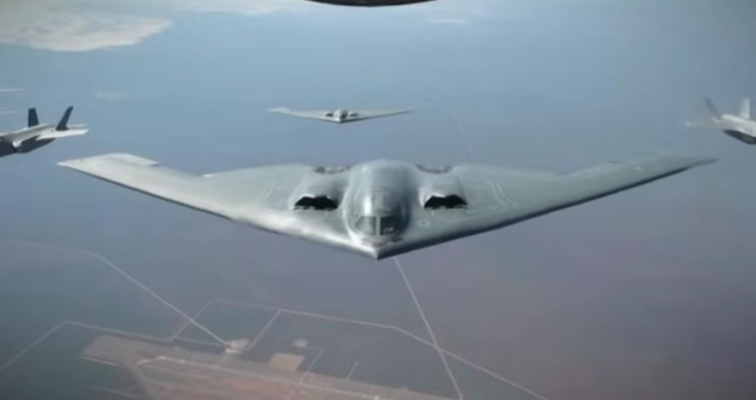Bombardiere americane B-2, capabile să transporte bombe anti-buncăr, au decolat de la o bază din SUA