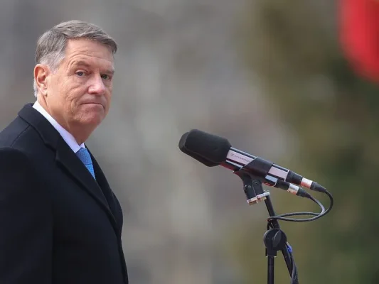 VIDEO Fostul preşedinte Klaus Iohannis a fost surprins în faţa casei sale, măturând trotuarul
