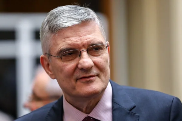 Preşedintele Consiliului Fiscal: Cei care susţin teza că corecţia deficitului se poate face numai pe partea de cheltuieli aleargă după o himeră. Aşa ceva nu este posibil / Acest deficit bugetar este ca o cangrenă pentru trupul economiei şi societăţii româneşti