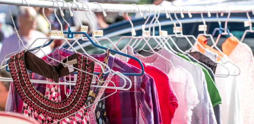 Amsterdamul sub haine: Protest simbolic împotriva fast fashion și speranțele unui viitor reciclabil