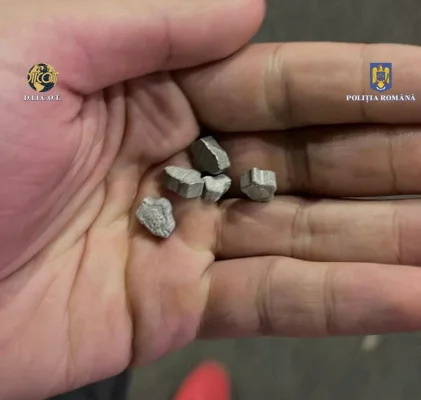 Inspectoratul Şcolar Constanţa, despre eleva care a primit droguri în curtea şcolii: A ieşit din sala de sport şi a interacţionat cu individul care i-a oferit substanţa interzisă / În curtea şcolii se dădeau pachete persoanelor cu venituri mici