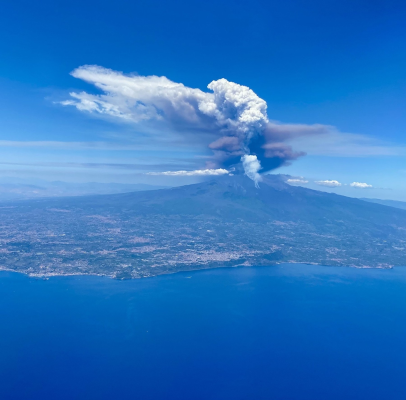 Vulcanul Etna erupe din nou, iar norul de cenușă a ajuns la 6.000 de metri înălțime