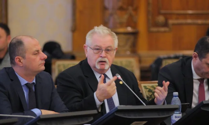 Cine sunt cei 200 de profesori care încasează 6.000 de lei indemnizație de merit pe viață