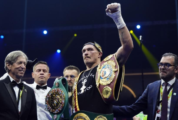 Oleksandr Usyk rămâne campion mondial la categoria grea, după victoria cu Dubois