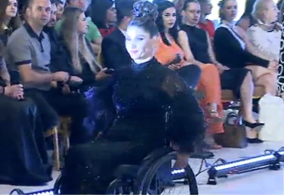 Lecții de viață pe podiumul Galei Atipic Beauty. Persoanele cu dizabilități au prezentat mai mult decât modă