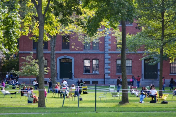 Departamentul de stat al SUA a ordonat reluarea procesării vizelor pentru studenții care vin la Harvard