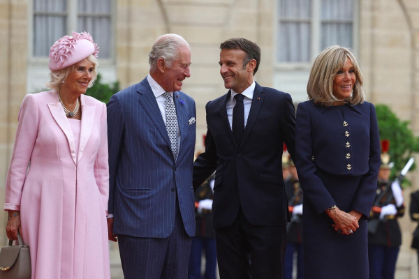 Emmanuel Macron, în Marea Britanie / E prima vizită de stat a liderului unei ţări din UE, de la Brexit / Macron şi soţia sa Brigitte vor fi întâmpinaţi de către rege şi regină