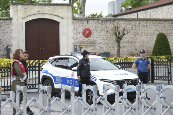 Poliția turcă a reținut 22 de angajați ai Primăriei din Istanbul. Opoziția acuză campania de REPRESIUNE politică a lui Erdogan