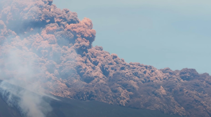 Vulcanul Etna din Sicilia erupe din nou / Norul de cenuşă a ajuns la 6.000 de metri înălţime