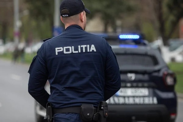 Doi tineri de 25 de ani din Argeș au fost reținuți de polițiști după ce au lovit două persoane care le-au cerut să nu mai facă gălăgie în faţa unui bloc