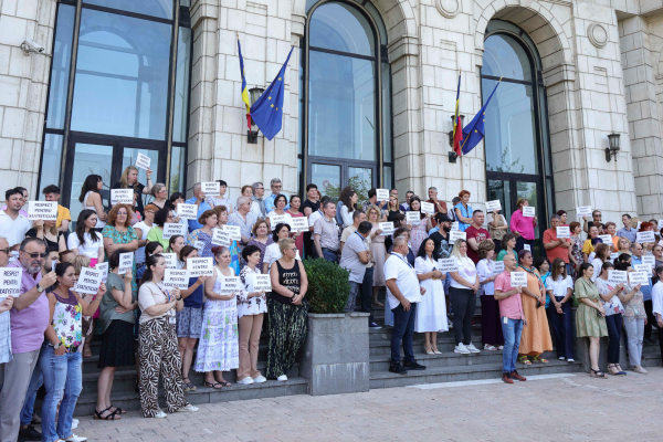 Nu sunt prea mulți bugetari, ci prea puțini oameni care muncesc. O reacție cu datele în față, după ce angajații de la stat au început protestele