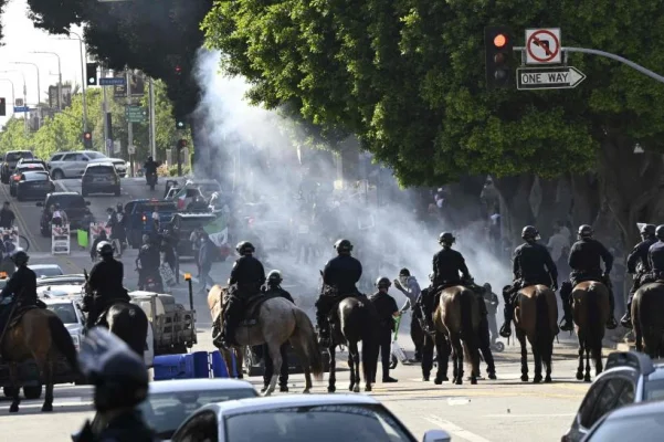 Guvernatorul Californiei se ia la trântă cu Trump. Casa Albă, acuzată că alimentează voit tensiunile