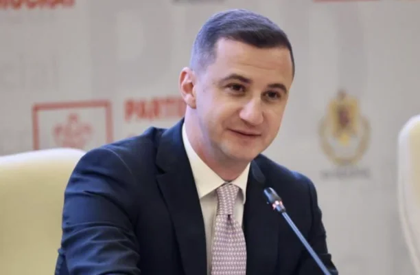 Sute de oameni au fost dați afară din CJ Timiș: Președintele Alfred Simonis spune că vor mai fi disponibilizări și în toamnă
