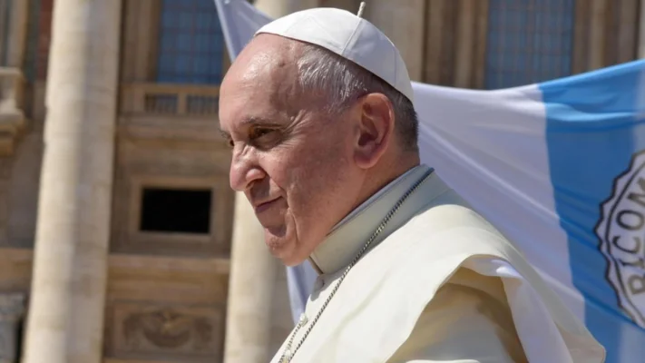 Marcel Ciolacu și Ilie Bolojan vor participa la funeraliile Papei Francisc. Oamenii așteaptă peste 4 ore pentru a-i aduce un ultim omagiu Suveranului Pontif