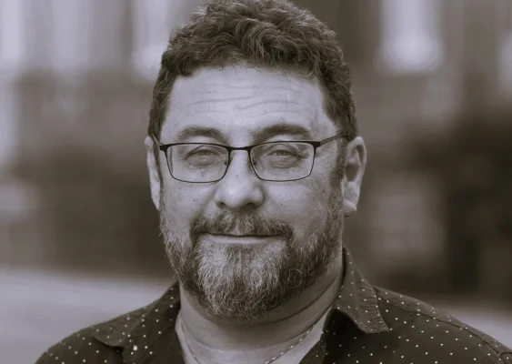 A murit Alin Fumurescu, profesor și jurnalist. Ultimul său text, din 9 mai, a avut titlul ”… Și n-au învins”
