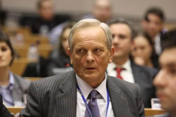 Theodor Stolojan, critici la adresa PNL: „Are și el o mantră, să nu renunțăm la cota unică/ A sosit momentul să o modificăm”