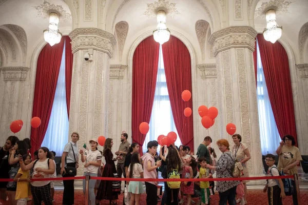Ziua Internaţională a Copilului, în Bucureşti: Intrare liberă la Parlament, Depoul Dudeşti şi la Târgul de artă contemporană MoBU