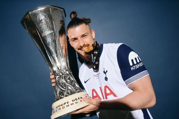 370 de euro pe minut pentru Drăgușin! Fundașul român, bonus important după triumful lui Tottenham în Europa League