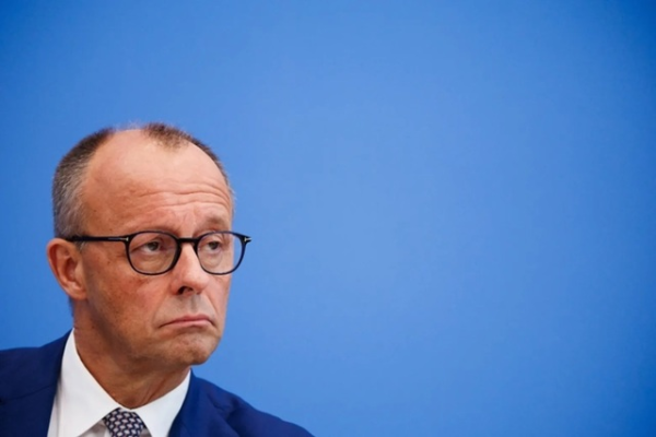 Friedrich Merz critică violent Uniunea Europeană, ”prea regaliană, prea birocratică, prea lentă” în soluţionarea problemelor cetăţenilor europeni, şi se angajează, în tradiţionalul briefing de vară al Cancelariei, să scoată Germania din recesiune