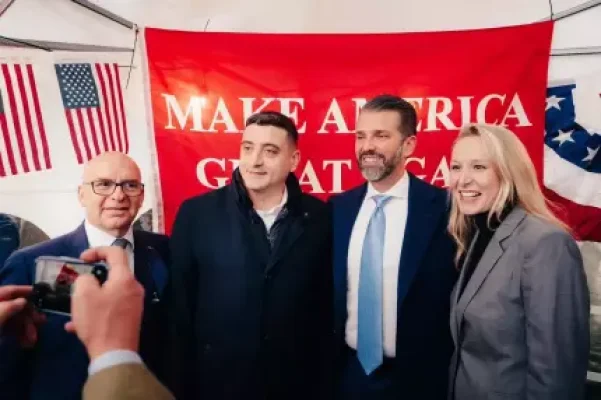 George Simion s-a pozat cu Donald Trump Jr. Ce face liderul AUR în SUA