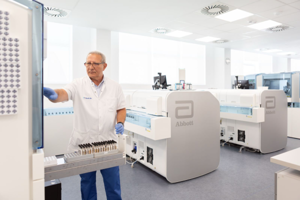 MedLife a inaugurat primul laborator complet automatizat din Brașov – un nou standard de excelență în medicina de laborator din regiune