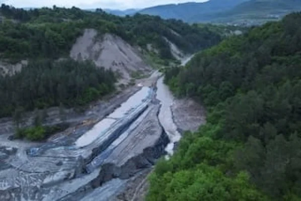 Craterele salinei de la Praid se extind rapid, autoritățile iau în calcul surparea planșeului minei