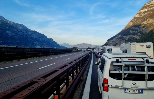 De ce costă mai mult benzina și motorina în stațiile de pe autostradă? Rolul concurenței și chiria pe locații / Prețul carburantul plătit la benzinărie ar trebui să reflecte prețurile petrolului din urmă cu aproximativ o lună