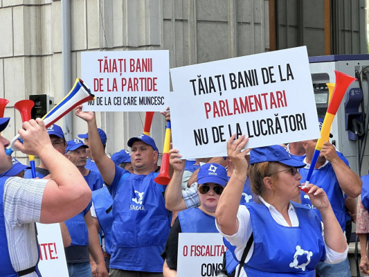 PROTEST al angajaților de la Apele Române, în faţa Ministerului Mediului: Lucrăm cu apă, dar nu trăim cu aer