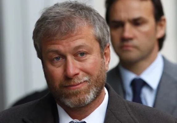 AKTUAL24 | Londra confiscă banii obținuți de oligarhul Roman Abramovici din vânzarea clubului Chelsea. Suma ar urma să fie trimisă Ucrainei