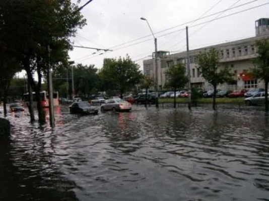 Furtuna de luni din Capitală a paralizat transportul în comun