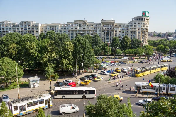 Traseele pentru transportul public, modificate în zona Piaţa Unirii începând de sâmbătă, din cauza lucrărilor la planșeu