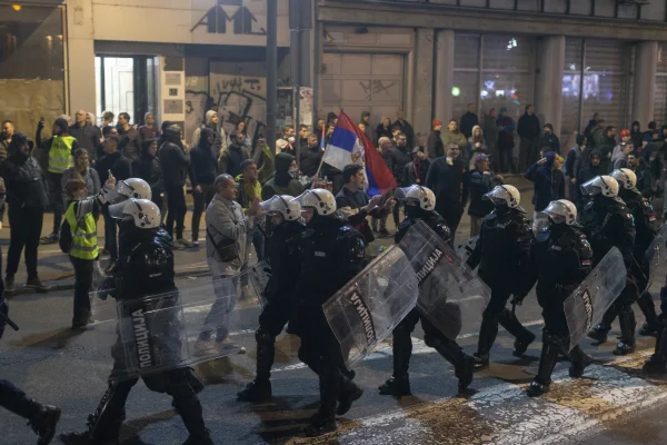 Proteste uriașe în Serbia. Guvernul, acuzat că ar fi folosit arme sonice militare, de tip LRAD