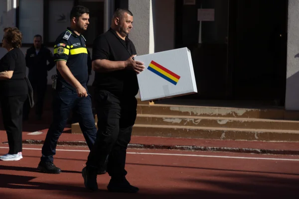 Zeci de mii de DEȚINUȚI vor să voteze la URNA MOBILĂ în turul decisiv pentru alegerea președintelui