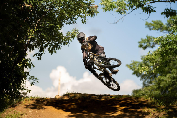 În weekend se deschide bike-park-ul Postăvarul / ”Poiana Brașov oferă condiții excelente atât pentru pasionații de downhill experimentați, cât și pentru cei care doresc o experiență recreativă pe bicicletă, în mijlocul naturii”
