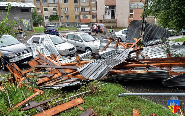 Acoperişuri prăbuşite peste autoturisme şi copaci rupţi în judeţul Sălaj, afectat de vijelii