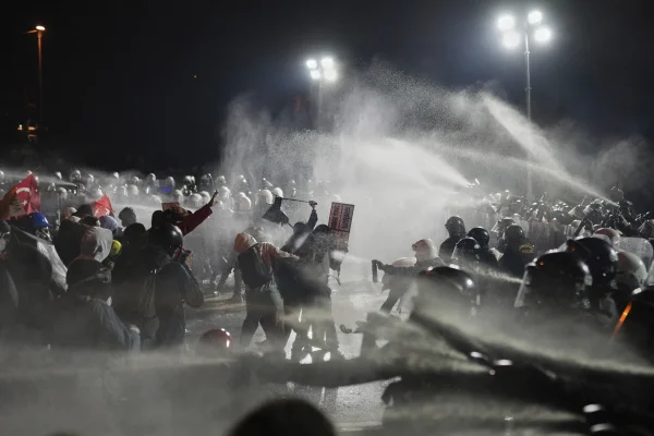 Proteste violente în Turcia. Peste 1.100 de persoane au fost reținute, după ce opozantul Ekrem Imamoglu a fost arestat