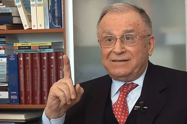 Ion Iliescu, internat la ATI cu simptomatologie respiratorie și stare generală alterată