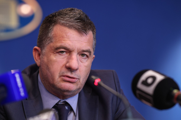 Directorul CFR Călători: Am venituri de 11.000 de euro pe lună / Am 5.500 de euro de la CFR Călători şi primesc chirie de 3.500 de euro din Dubai / Ministrul are 13.000 de lei pe lună / Nu poţi conduce o scară de bloc cu 13.000 de lei, dar o ţară