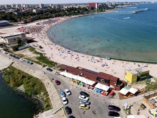 Mangalia renunță la buldozere: dărâmă chioșcurile din stațiuni cu o taxă imposibil de plătit. Cele mai multe afaceri sezoniere sunt ale politicienilor locali