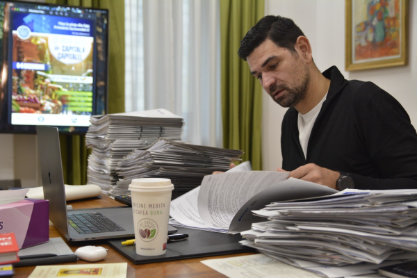 George Tuță, primarul PNL al Sectorului 1, elogiu cu simbolistică de Sânziene pentru noul premier liberal Ilie Bolojan: „Avem nevoie de sporul de jăratec / Este un personaj de basm (…) Domnul Bolojan nu e o zână. Unii ar spune că e chiar opusul”
