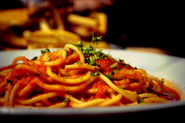 Proprietarii restaurantelor din centrul Sibiului, îngrijorați de creșterea TVA: „Credeți că o să mai vină lumea dacă scumpim?” / „Estimăm că 4 din 10 restaurante o să se închidă în perioada următoare”