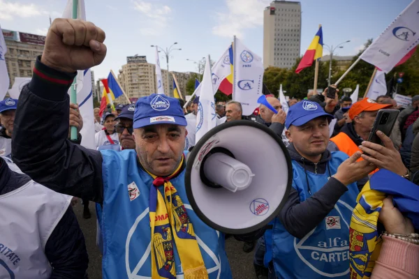 PROTEST la poarta președintelui Nicușor Dan, împotriva pachetului de măsuri FISCALE. Sindicaliștii Cartel ALFA cer respectarea drepturilor angajaților