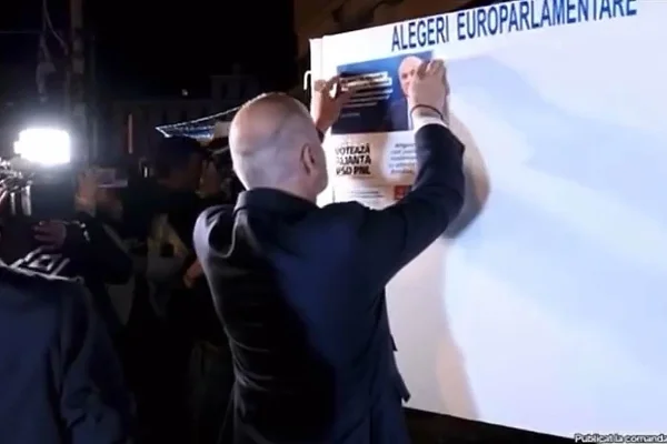 VIDEO START campaniei electorale pentru alegerile europarlamentare și locale. Europarlamentarul Rareș Bogdan și-a lipit singur primul afiș electoral