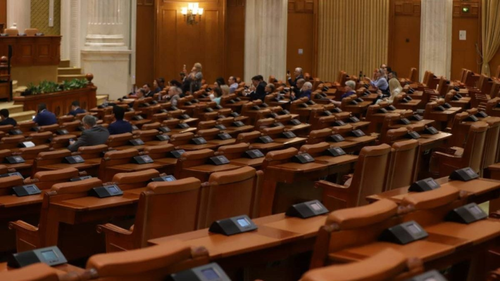 Moțiunea AUR împotriva Guvernului Bolojan se votează și dezbate astăzi: opoziția nu are voturile necesare