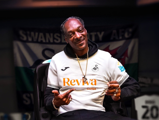 Rapperul Snoop Dogg a devenit coproprietar și investitor al clubului britanic de fotbal Swansea, unde are acțiuni și Luka Modric