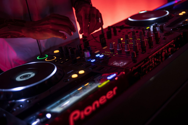 Cât costă de fapt să devii DJ și cum ajungi din bedroom pe scena unui festival