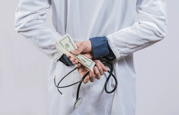 Noua lege a recunoștinței: Cadoul pentru medic, ilegal. Donația către spital – permisă