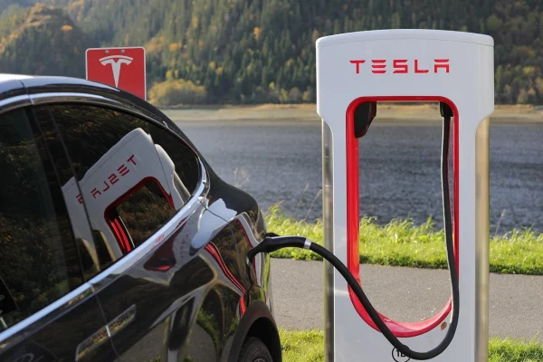AKTUAL24 | Tesla pierde teren în fața producătorului chinez BYD pe piața auto europeană